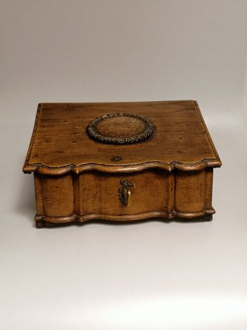 Sewing box of oak 18.årh.