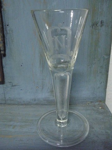 Dramglas med monogram 1800tallet