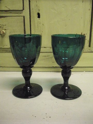 To grønne vinglas med olivslibning Maderaglas Holmegaard