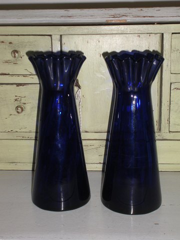 Par mørke blå hyacintglas med flæsekant