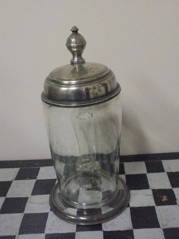 Lågkrus af glas med tin låg dateret 1818