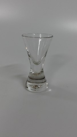 Snapseglas timeglasformet drevet i et stykke "Frimureglas"