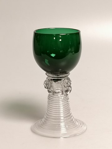 Römerglas med grøn kumme