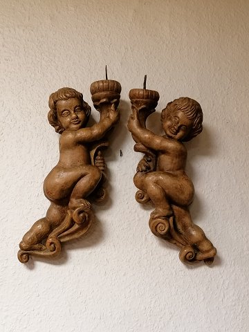 A pair of Angels of carved wood 18th century.