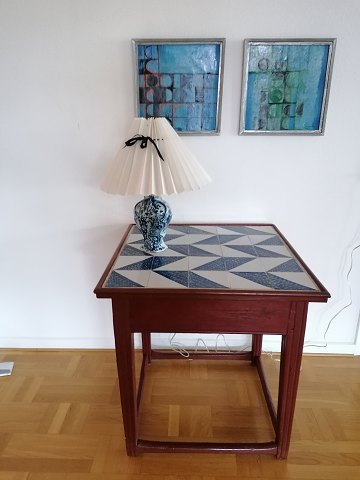 Flisebord med blå/hvide fliser