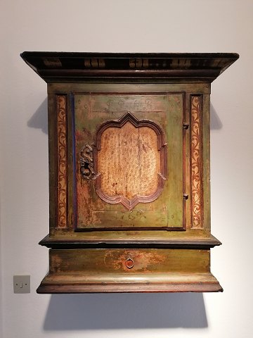 Barok hængeskab original dekoreret og dateret 1765