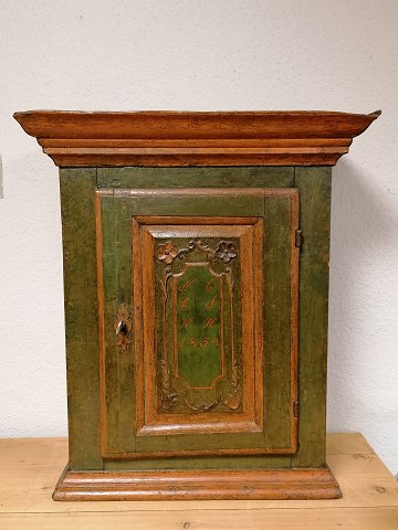 Dansk almue hængeskab original dekoreret og dateret 1854